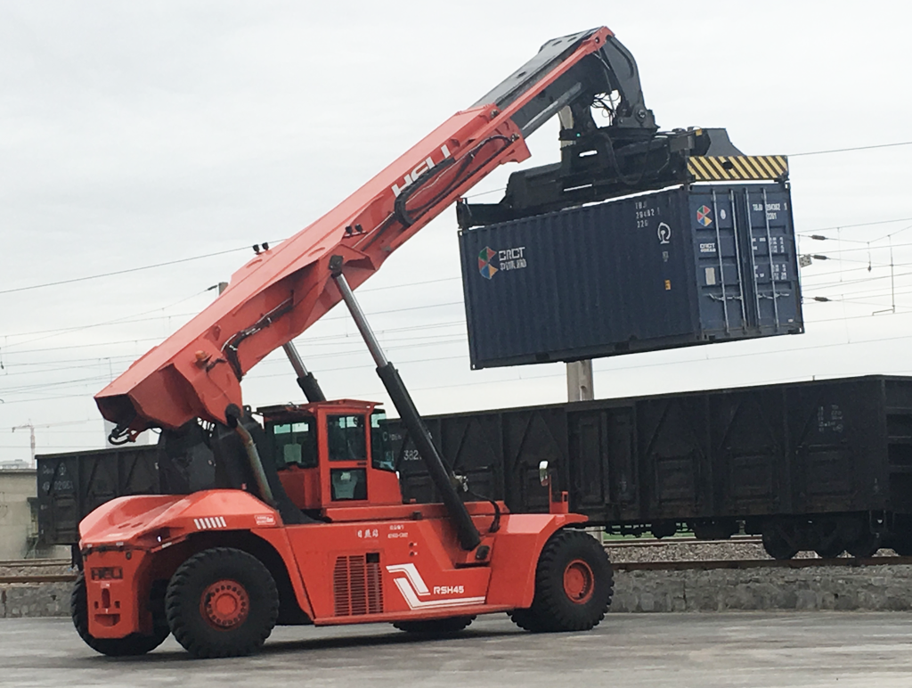Xe gắp container Heli chạy dầu