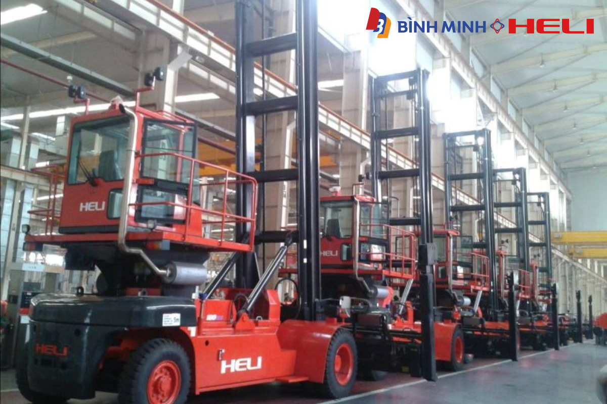 Xe nâng container Heli